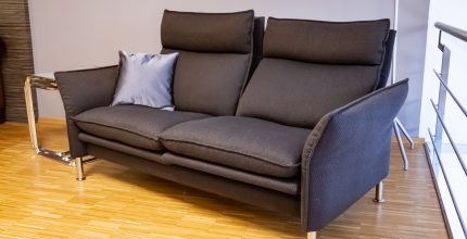 kleines daunenweiches Relaxsofa mit Rückenverstellung durch Gewichtsverlagerung/ Armlehnen abklappbar/ 2-Sitzer