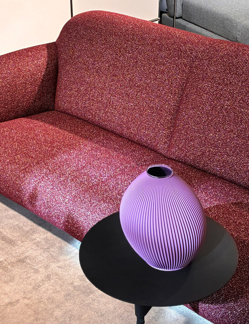 Rotes Sofa mit lila Vase